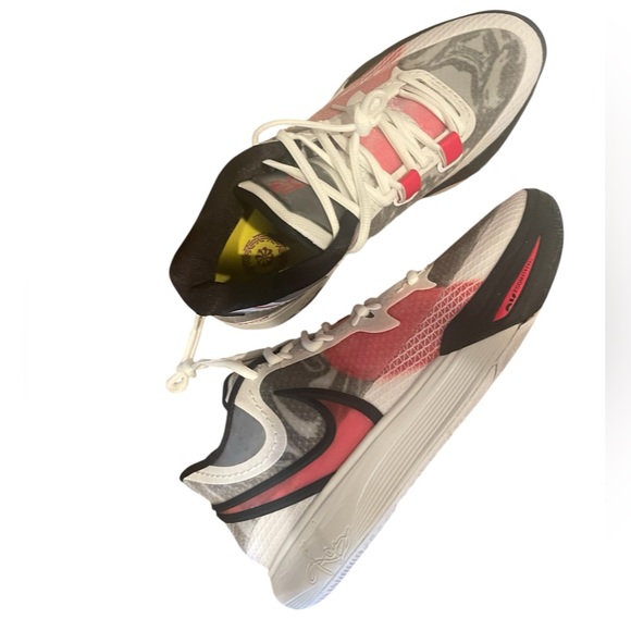 Authentic Nike Kyrie size 11 men’s shoes NIB Retail$189
NEW - Picture 3 of 9